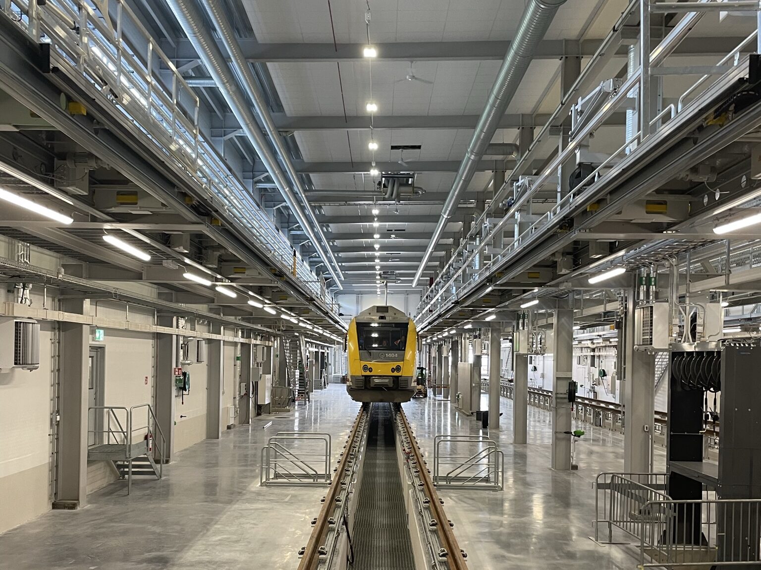 Takarbetsplattform för tåg i en depå