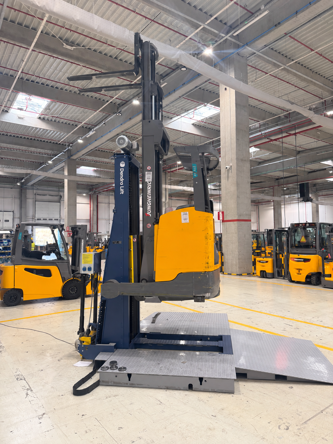 CBL6 with reach truck