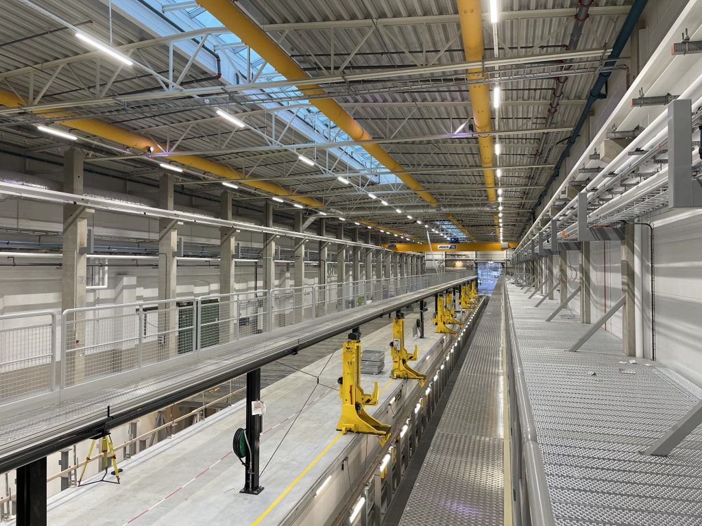 Rörlig takplattform för tågunderhåll i järnvägsdepå i Hagalund